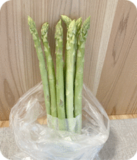ビニール袋に入れたアスパラ
